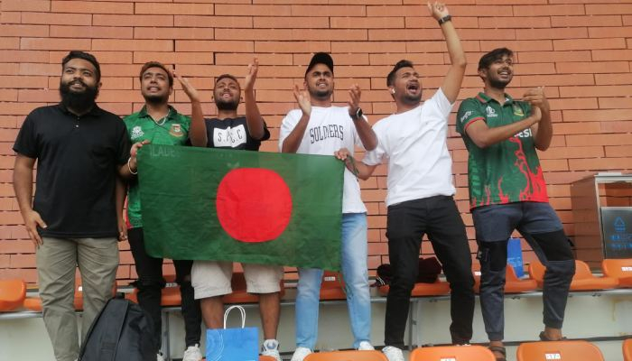 সাইফদের উৎসাহ দিতে গ্যালারিতে প্রবাসী বাংলাদেশিরা