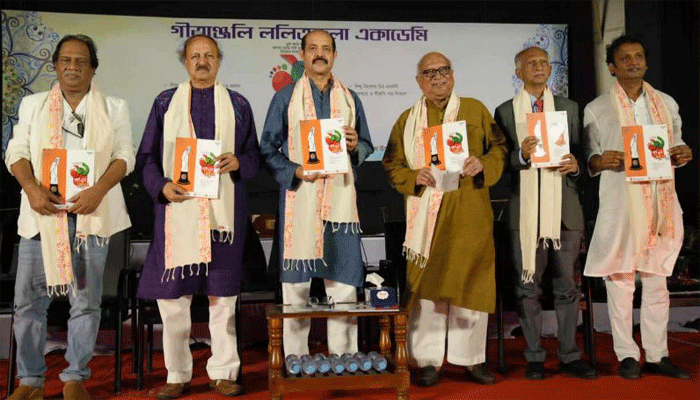 ‘গান-কবিতায় তুলে ধরেন কেউ যেন ড্রেনে ময়লা না ফেলে’