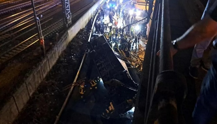 ইতালিতে ফ্লাইওভার থেকে নিচে পড়ল যাত্রীবাহী বাস, নিহত ২১