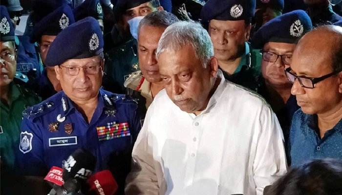 কুপিয়ে পুলিশ সদস্যকে হত্যা করে ছাত্রদল নেতা