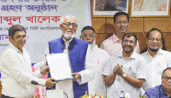 কেসিসির মেয়রের দায়িত্ব নিলেন তালুকদার আব্দুল খালেক