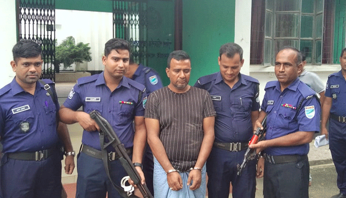 ছোট ভাইকে কুপিয়ে হত্যা, ভাই-ভাবী গ্রেপ্তার
