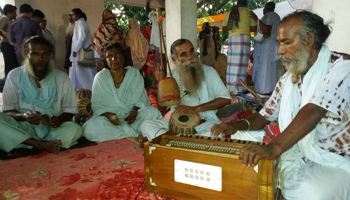 বাউল-সাধু আর দর্শনার্থীতে মুখর লালনের আখড়াবাড়ি