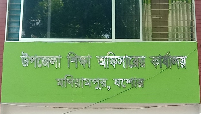 ২০ যুবকের অর্ধকোটি টাকা আত্মসাতের অভিযোগ শিক্ষকের বিরুদ্ধে