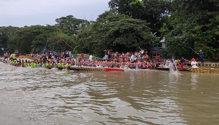 প্রধানমন্ত্রীর অনুদানে কোটালীপাড়ায় নৌকা বাইচ