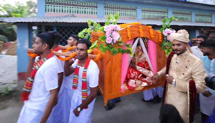 পালকিতে নববধূ, হাঁটছিলেন বর, বন্ধুরা বেহারা