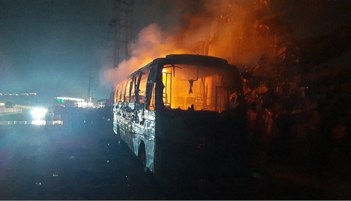 কোনাবাড়িতে থেমে থাকা বাসে আগুন দিল দুর্বৃত্তরা