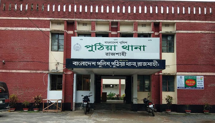 একই দড়িতে ঝুলছিল মা-ছেলের লাশ