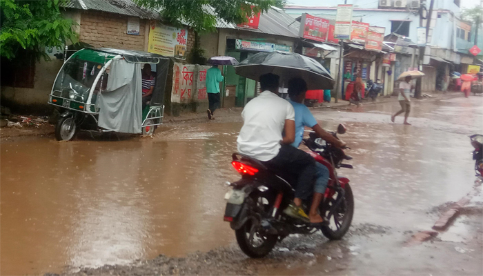 দিনভর বৃষ্টি, দুর্ভোগে খেটে খাওয়া মানুষ