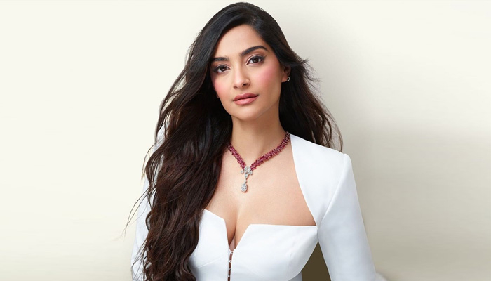 রাগিনীর বিরুদ্ধে সোনমের আইনি নোটিশ