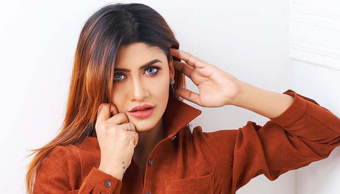 ‘ক্রিকেটারদের স্ত্রীরা আমাকে নিরাপদ মনে করে না’