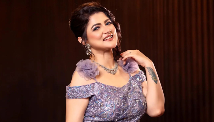 মুম্বাইয়ে নাইট পার্টিতে মজলেন শ্রাবন্তী