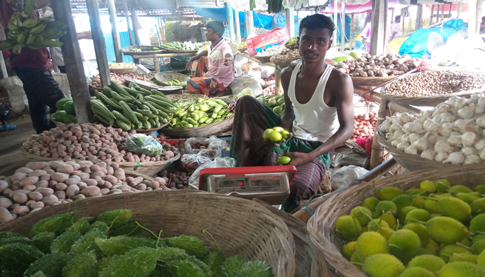 বৃষ্টি হলেই দাম বেড়ে যায় পণ্যের