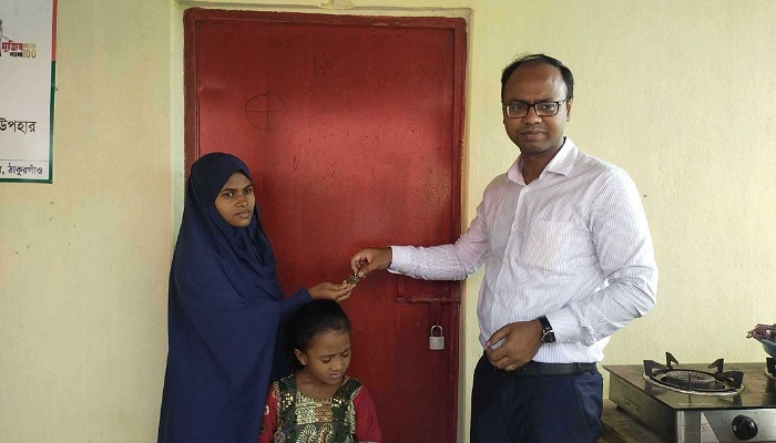 অভাবে সন্তান বিক্রি করা শিল্পীর হাতে ঘরের চাবি