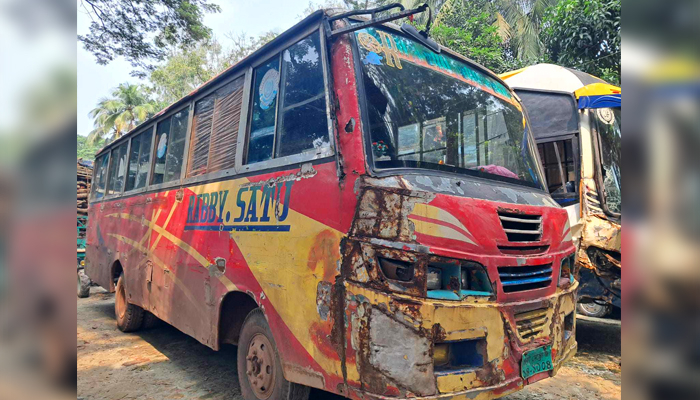 ৪ বছর আগে অনুমতি হারায়, তবুও সড়কে চলছিল বাসটি