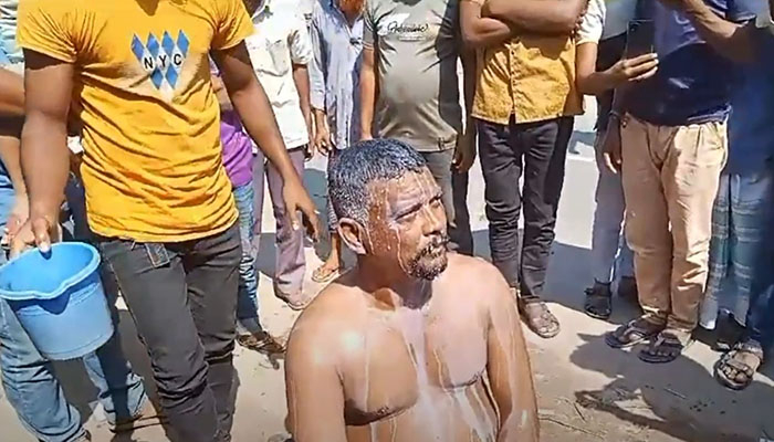 দুধ দিয়ে গোসল করে রাজনীতি ছাড়লেন যুবলীগ নেতা