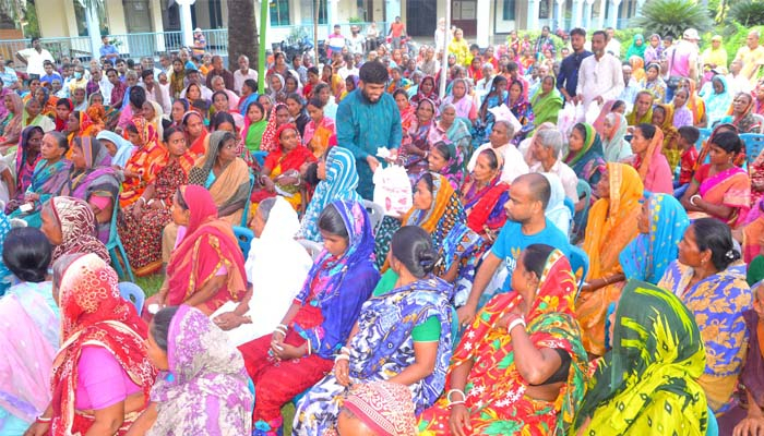 ৭০০ সনাতন ধর্মাবলম্বীদের শাড়ি-লুঙ্গি উপহার দিলেন চেয়ারম্যান